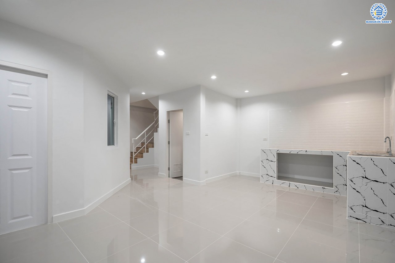 บ้านมือสองตกแต่งใหม่ โครงการ เศรณีลากูน วัดลาดปลาดุก บ้านเดี่ยวหลังมุม ตอบโจทย์ทุกการใช้ชีวิต บนเนื้อที่ 64.9 ตร.ว. พื้นที่ใช้สอยกว่า 186 ตร.ม. ฟังก์ชัน 3 ห้องนอน 3 ห้องน้ำ จอดรถได้ 2 คัน ทำเลเดินทางง่าย สะดวกสบายใกล้ถนนใหญ่ รถไฟฟ้าสายสีม่วง "สถานีคลองบางไผ่" แลจุดขึ้นทางด่วน "กาญจนาภิเษก"